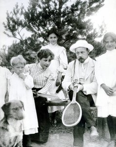Residenti di San Pietroburgo che fanno una pausa da una partita di tennis, 1900